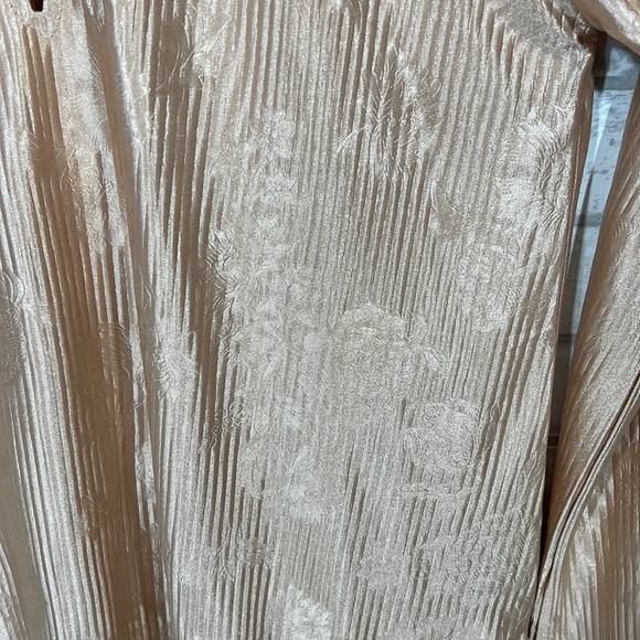 BKE Boutique Satin cold shoulder top size Medium - Picture 6 of 16